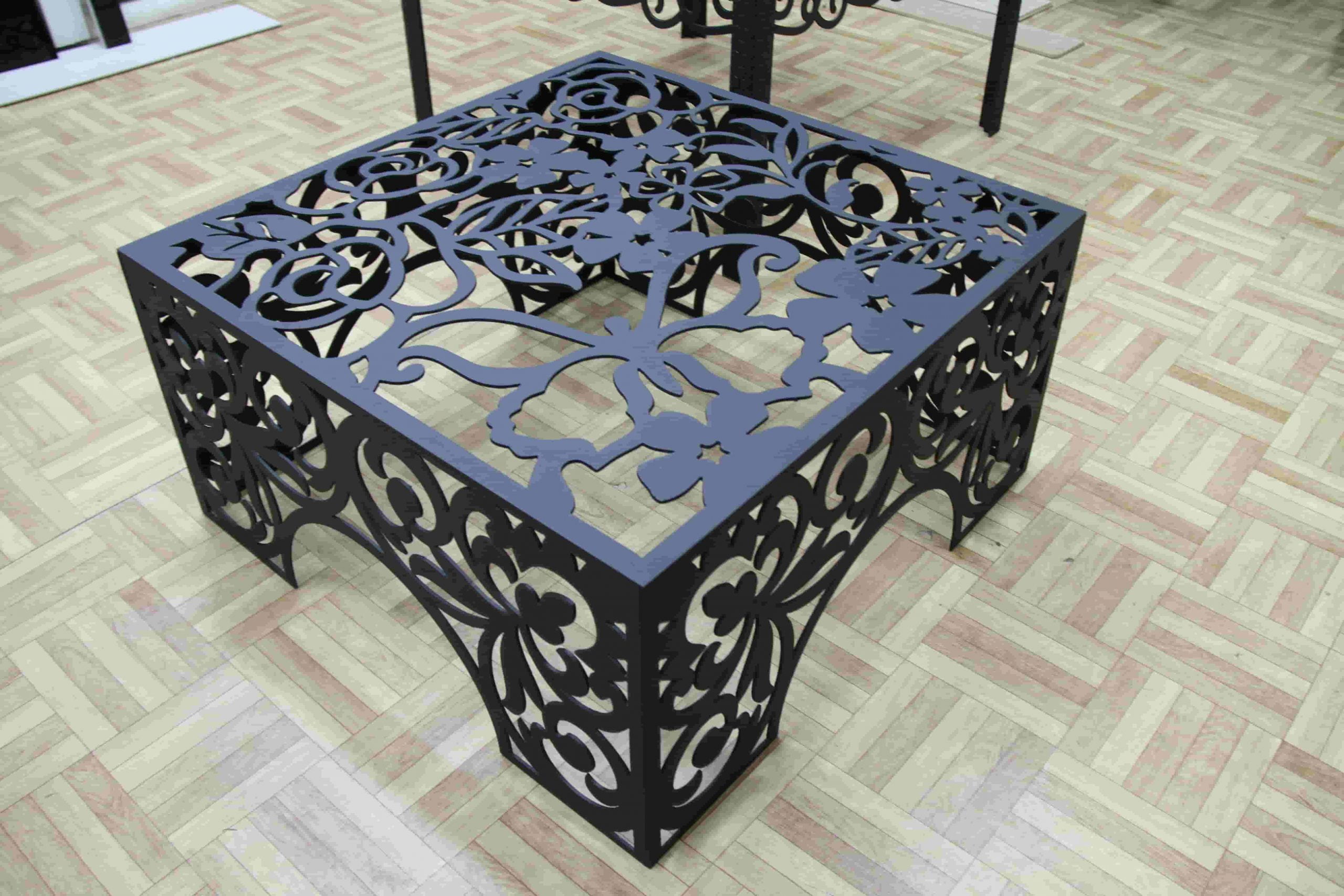 meja persegi motif flora berwarna hitam minimalis